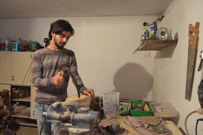 19 yaşındaki genç "ozanlar diyarı"nda kendi bağlamasını üretiyor